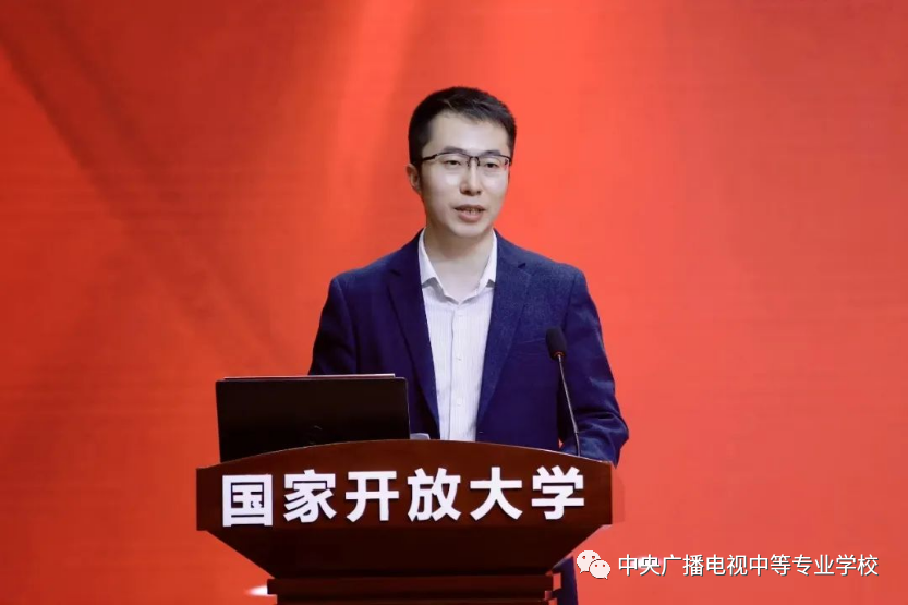 躬耕教壇 強(qiáng)國(guó)有我