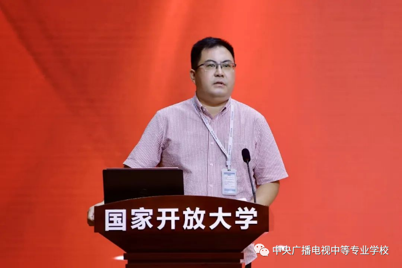 躬耕教壇 強(qiáng)國(guó)有我