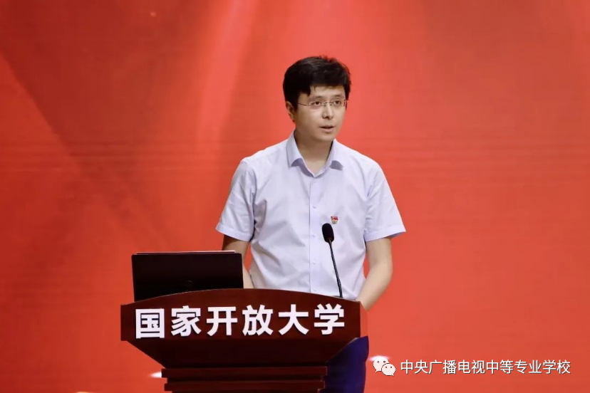 躬耕教壇 強(qiáng)國(guó)有我