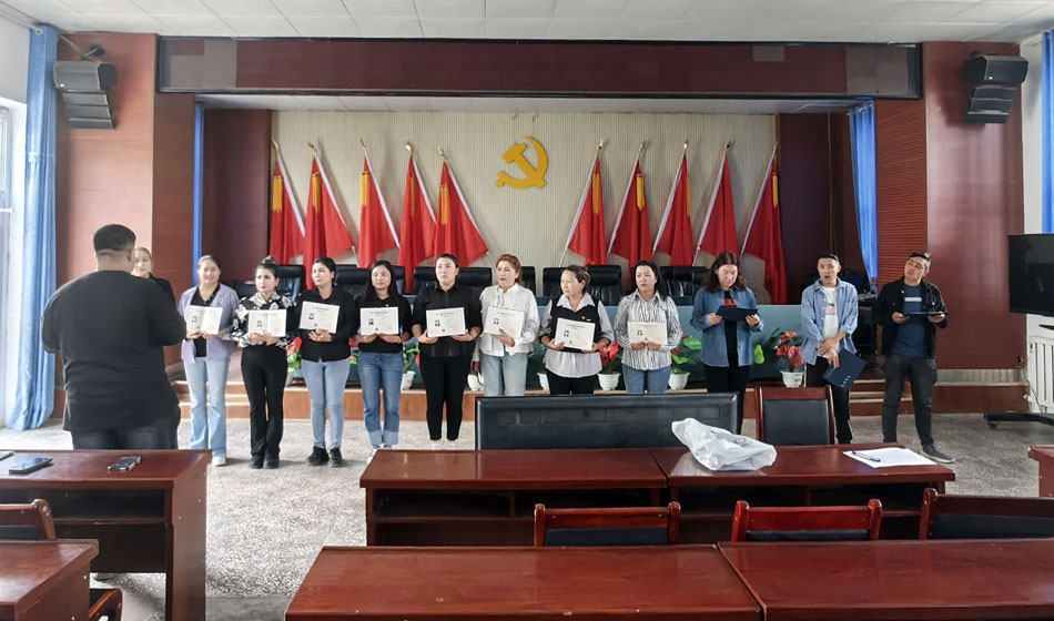新疆開放大學朝陽優(yōu)遠教學中心在新疆拜城縣舉行成人中專畢業(yè)典禮