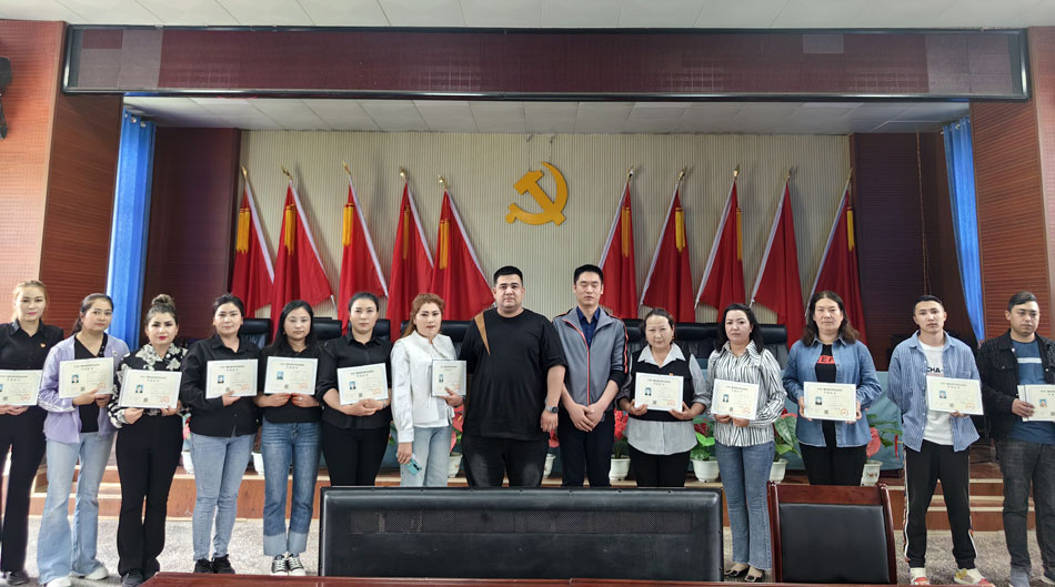 新疆開放大學朝陽優(yōu)遠教學中心在新疆拜城縣舉行成人中專畢業(yè)典禮